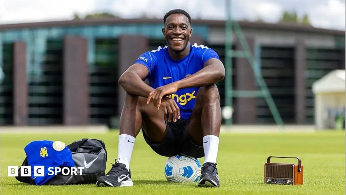 Jugador sonriente sentado en el campo de entrenamiento