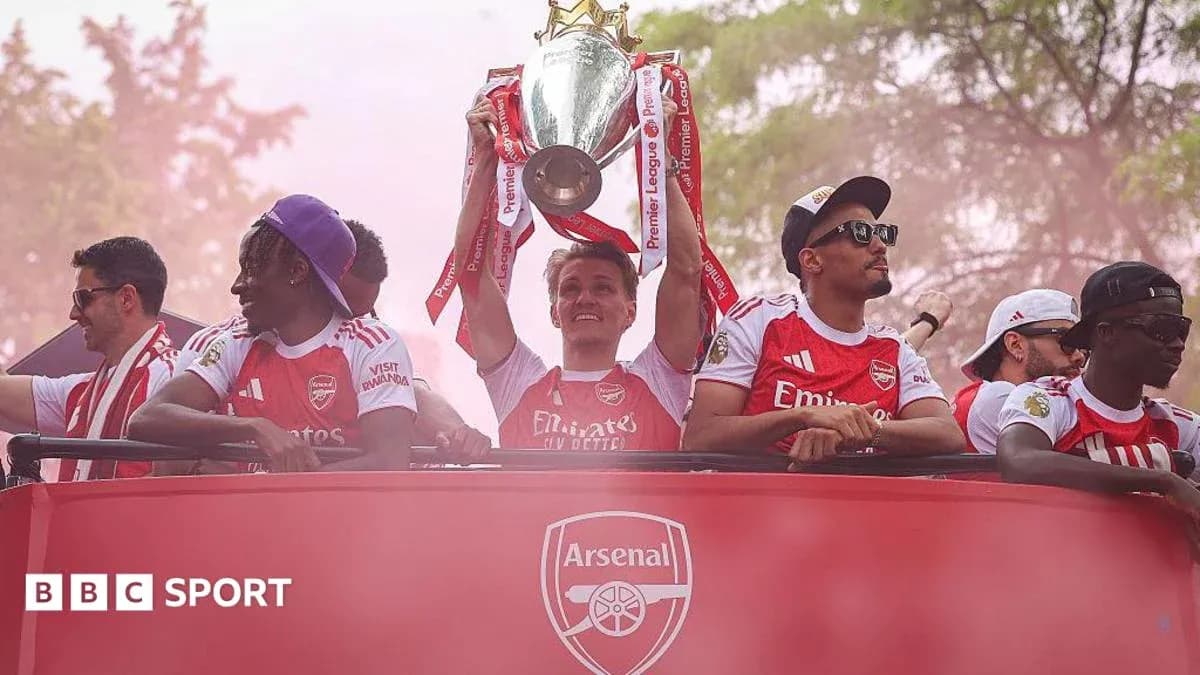 Jugadores de Arsenal celebrando con el trofeo Premier League
