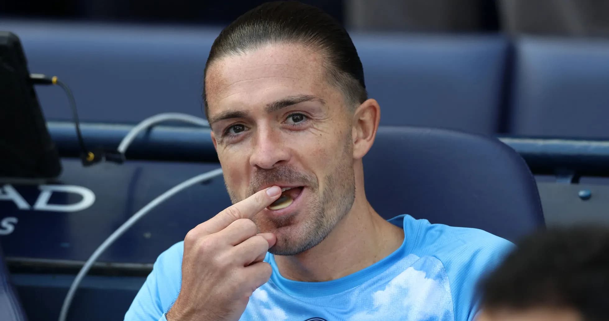 Jugador sentado en el banquillo comiendo un caramelo