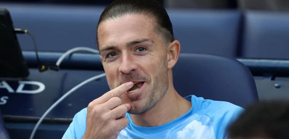 Jugador sentado en el banquillo comiendo un caramelo
