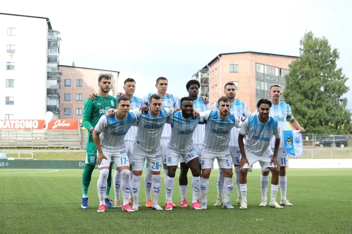 Equipo de Universitatea Craiova posando para foto