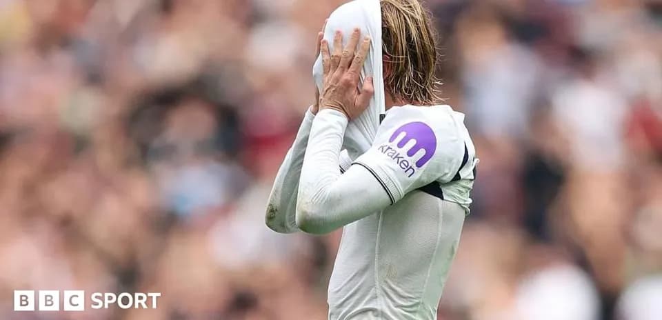 Jugador cubriendo su cara con la camiseta durante el partido