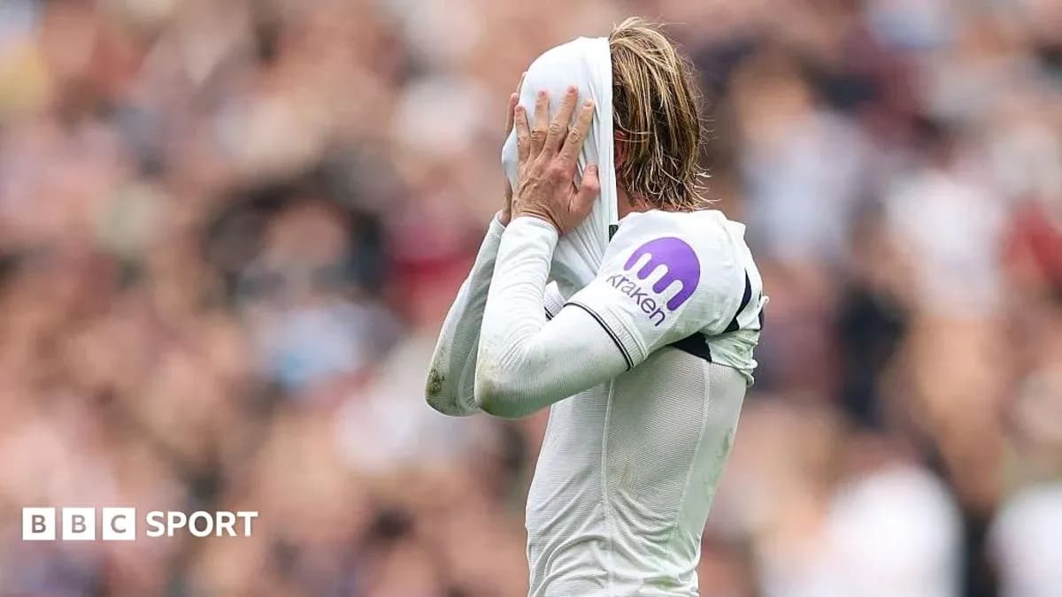 Jugador cubriendo su cara con la camiseta durante el partido