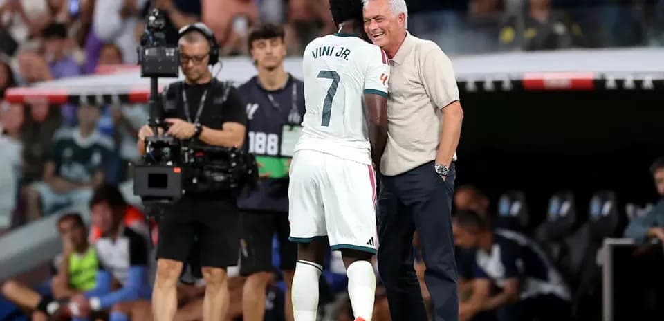 Vini Jr. conversando con entrenador durante el partido