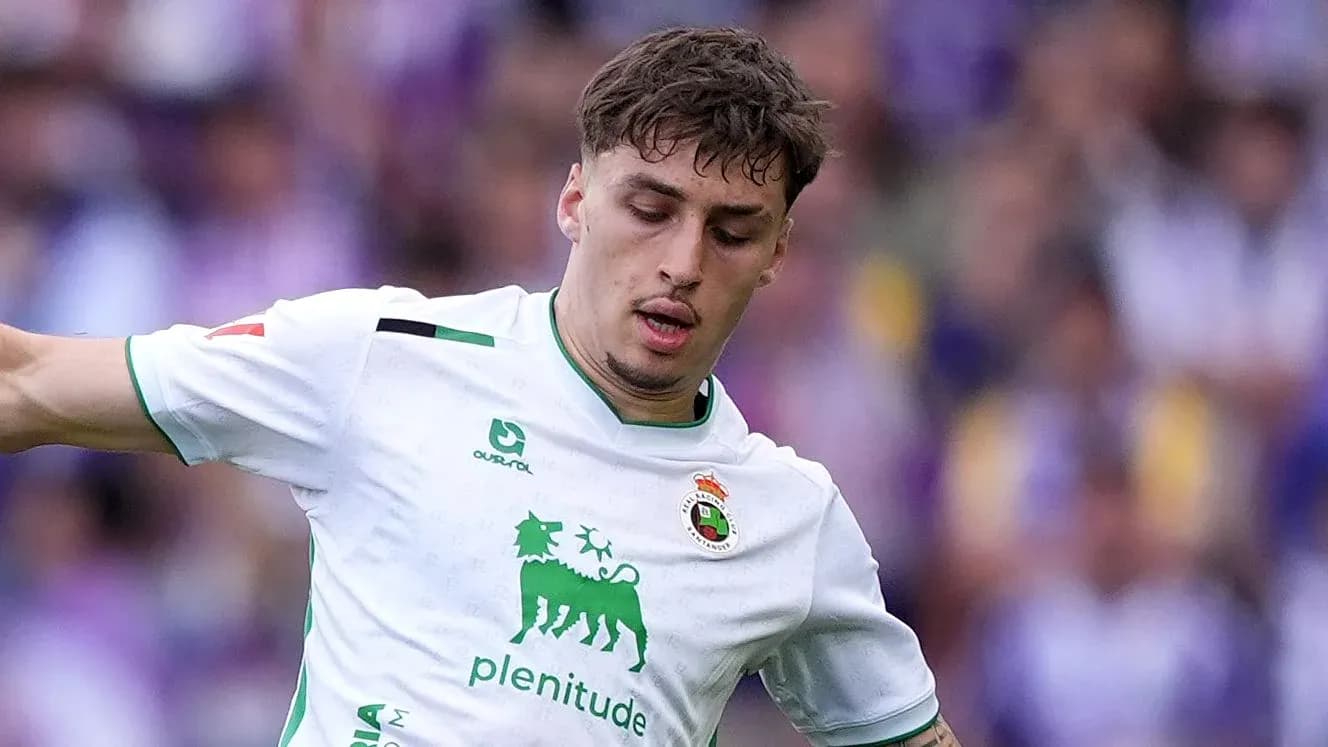 Jugador en acción durante un partido de fútbol