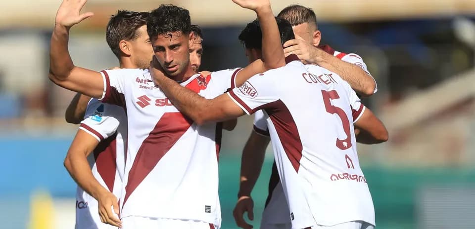 Jugadores del equipo celebrando un gol en el partido