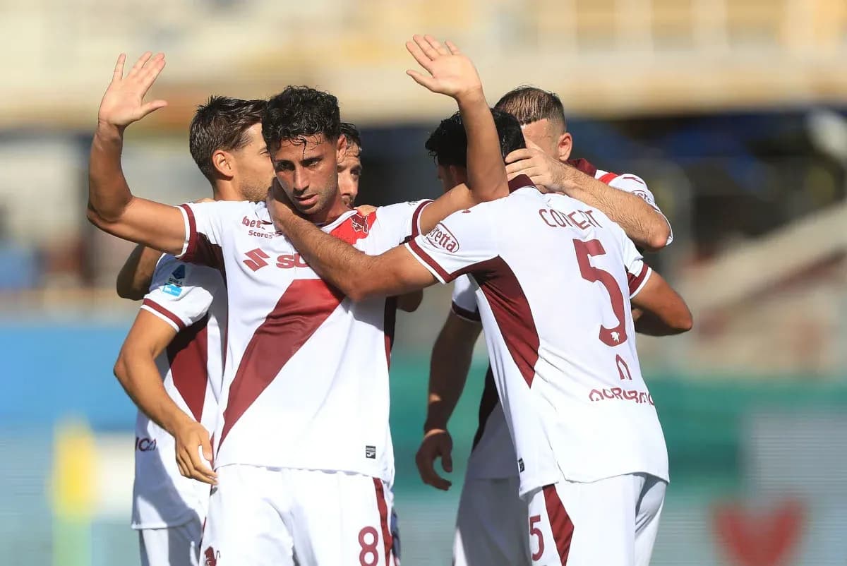 Jugadores del equipo celebrando un gol en el partido