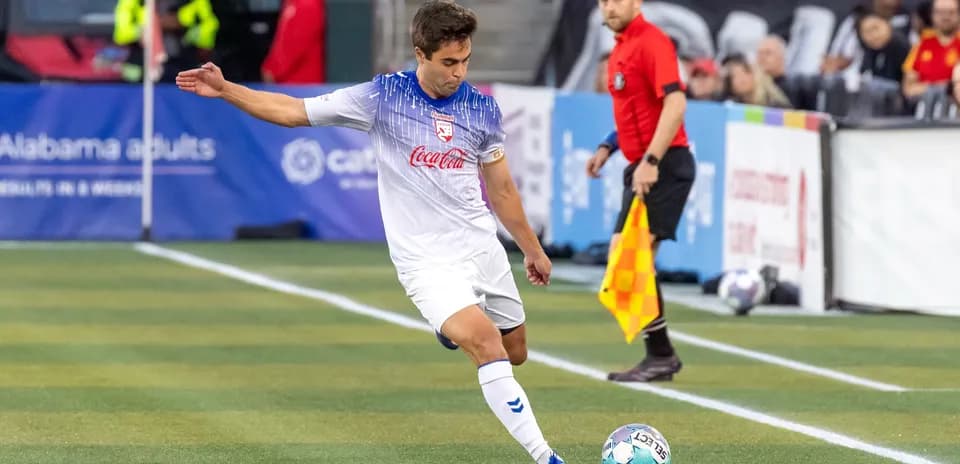 Jugador ejecutando un tiro de esquina en el partido