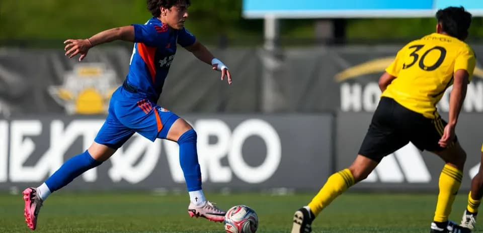 Jugador de FC Cincinnati II avanzando con el balón