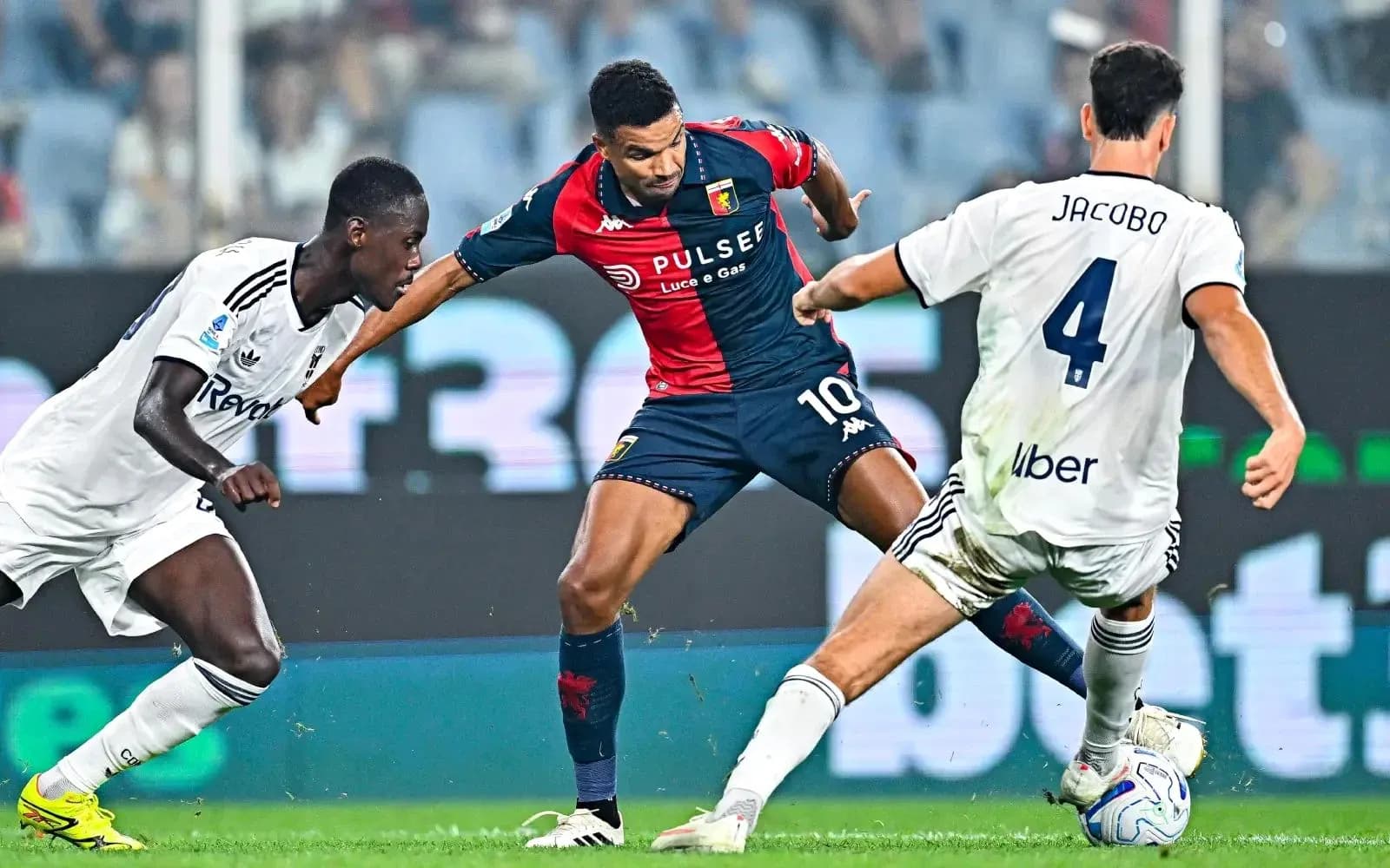 Jugadores en acción durante el partido Genoa vs Como