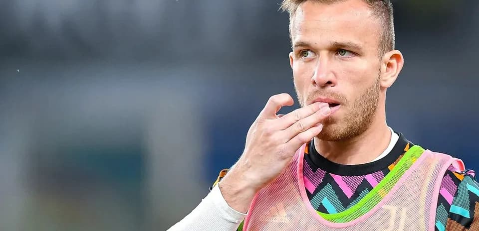 Jugador con camiseta de calentamiento de Juventus