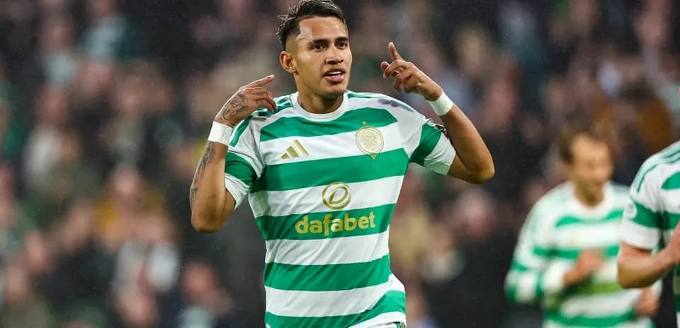 Jugador de Celtic celebrando un gol en el campo