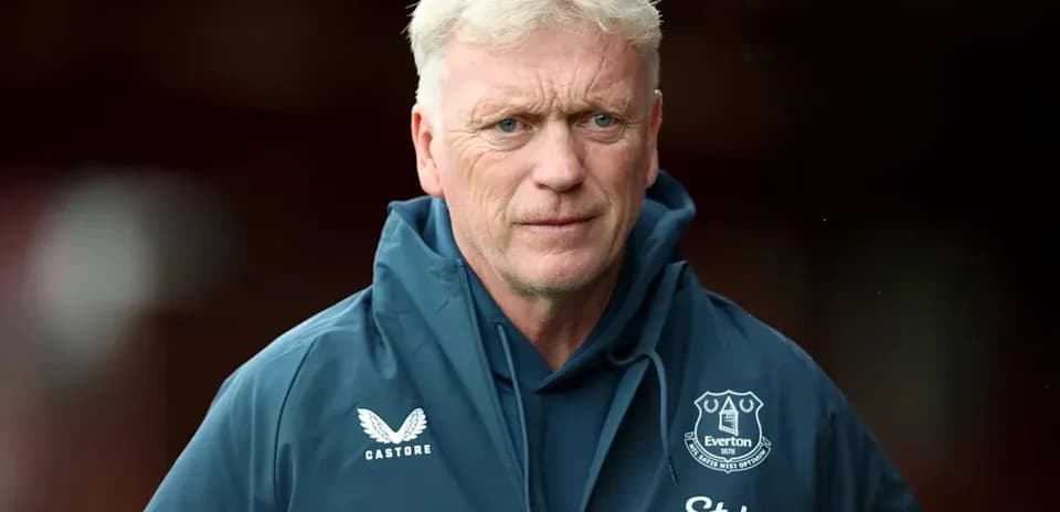 Entrenador de Everton en vestimenta oficial