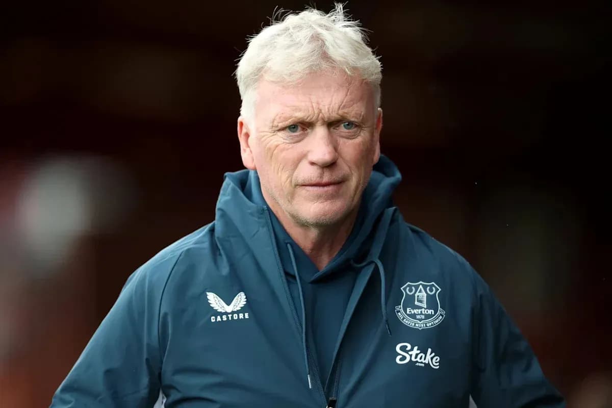 Entrenador de Everton en vestimenta oficial