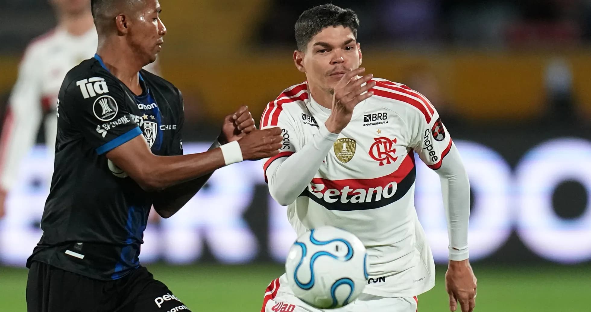Jugadores de Independiente del Valle y Flamengo disputando el balón