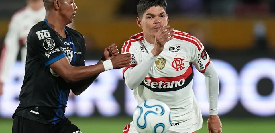 Jugadores de Independiente del Valle y Flamengo disputando el balón