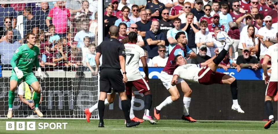 Jugador intenta una chilena en el área de gol