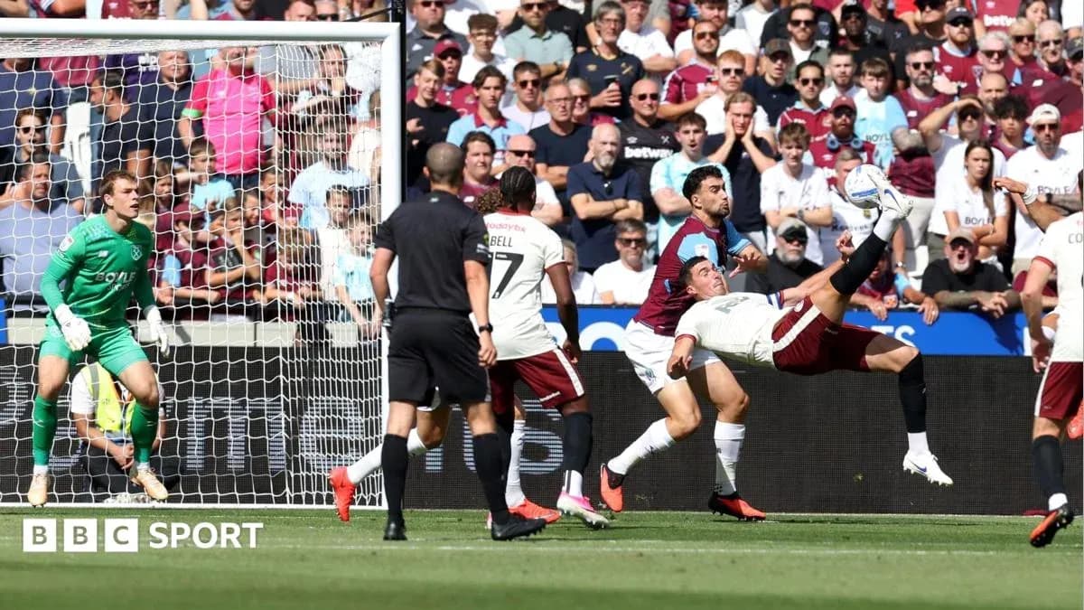 Jugador intenta una chilena en el área de gol