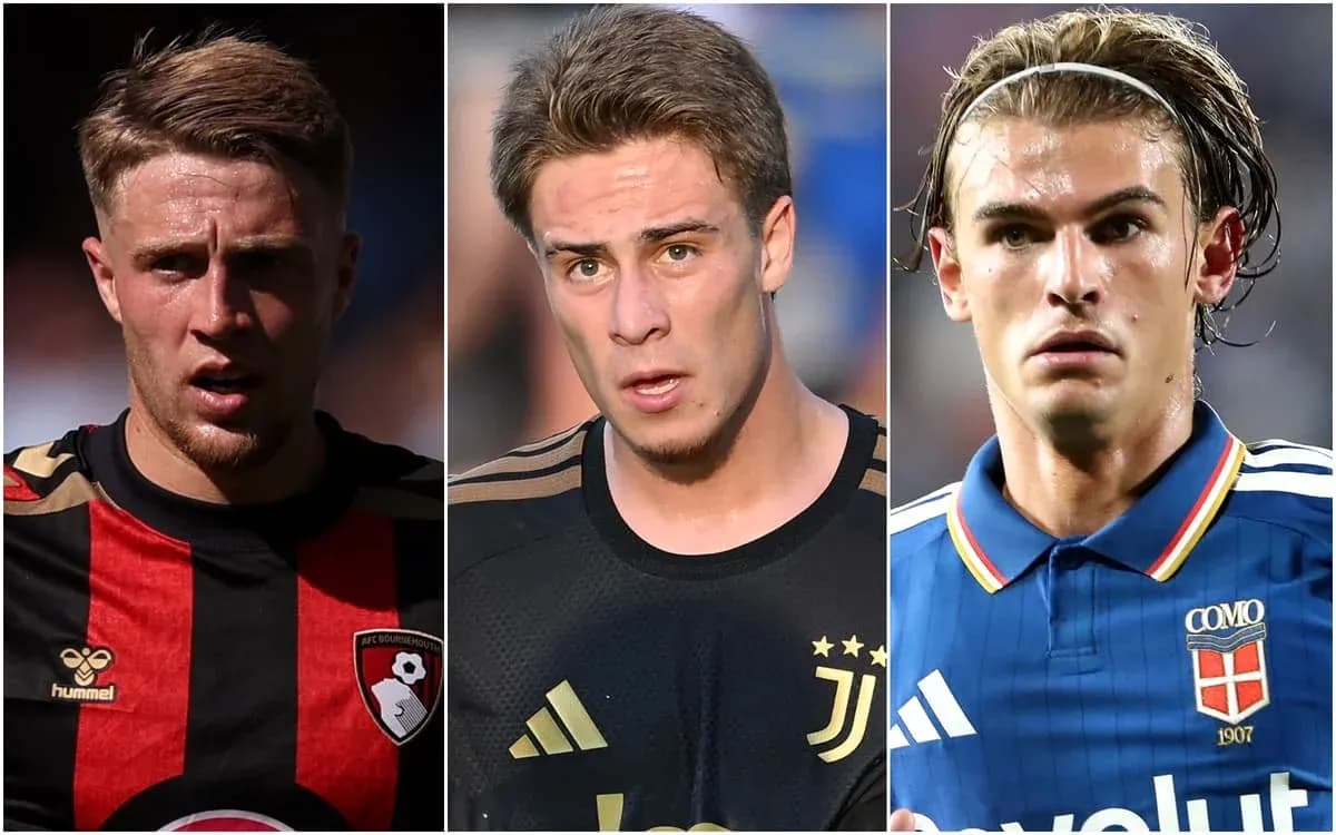Tres futbolistas posando en diferentes camisetas de clubes