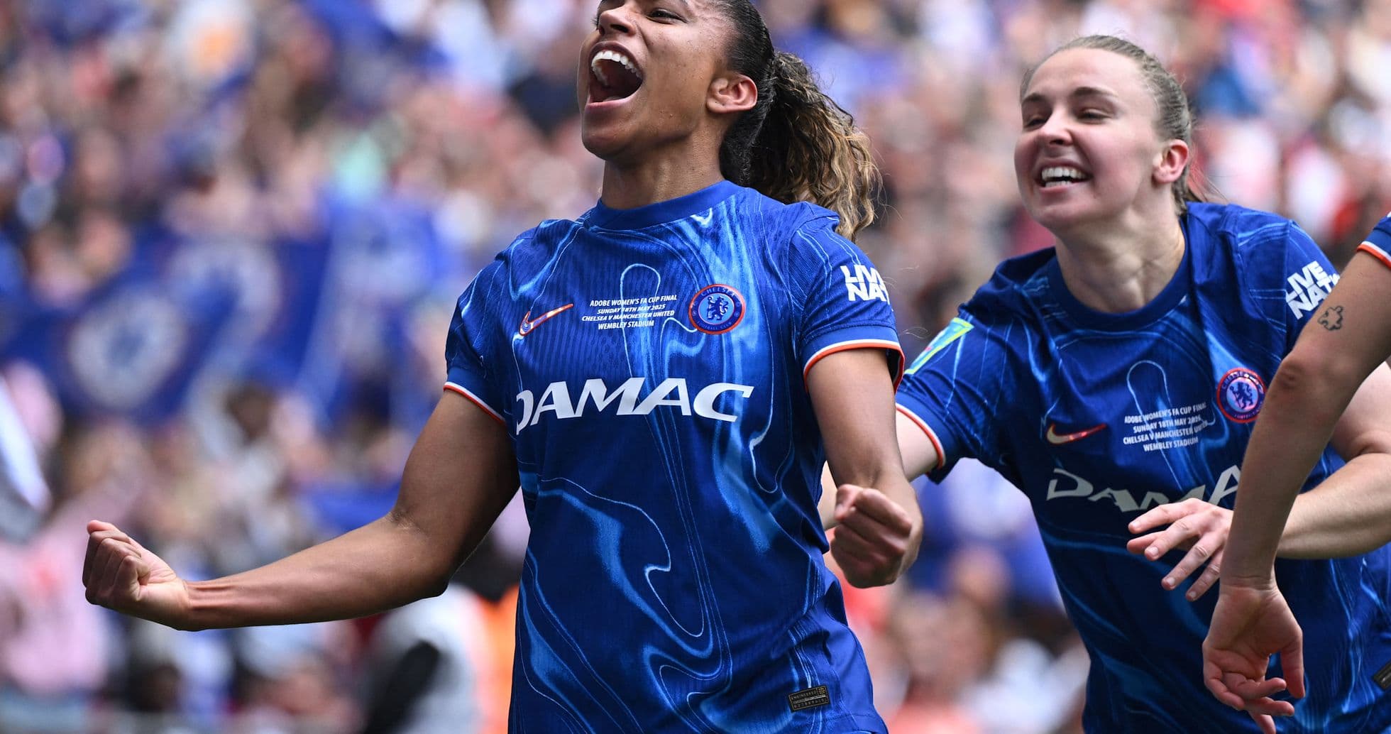 Jugadora del Chelsea celebra un gol