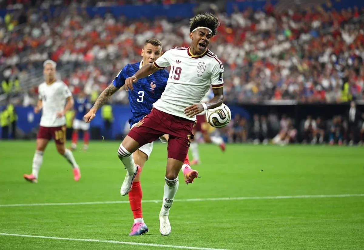 Jugador español siendo derribado por defensa francés