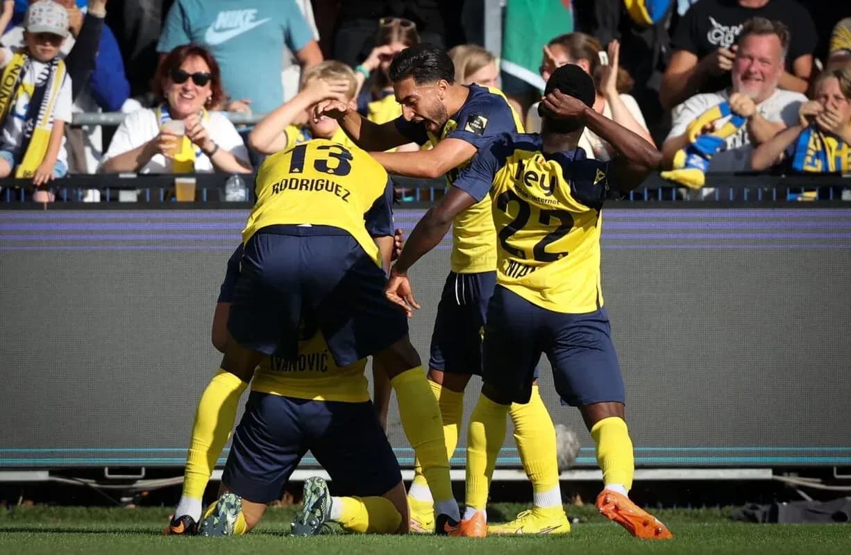 Jugadores celebrando un gol en el campo