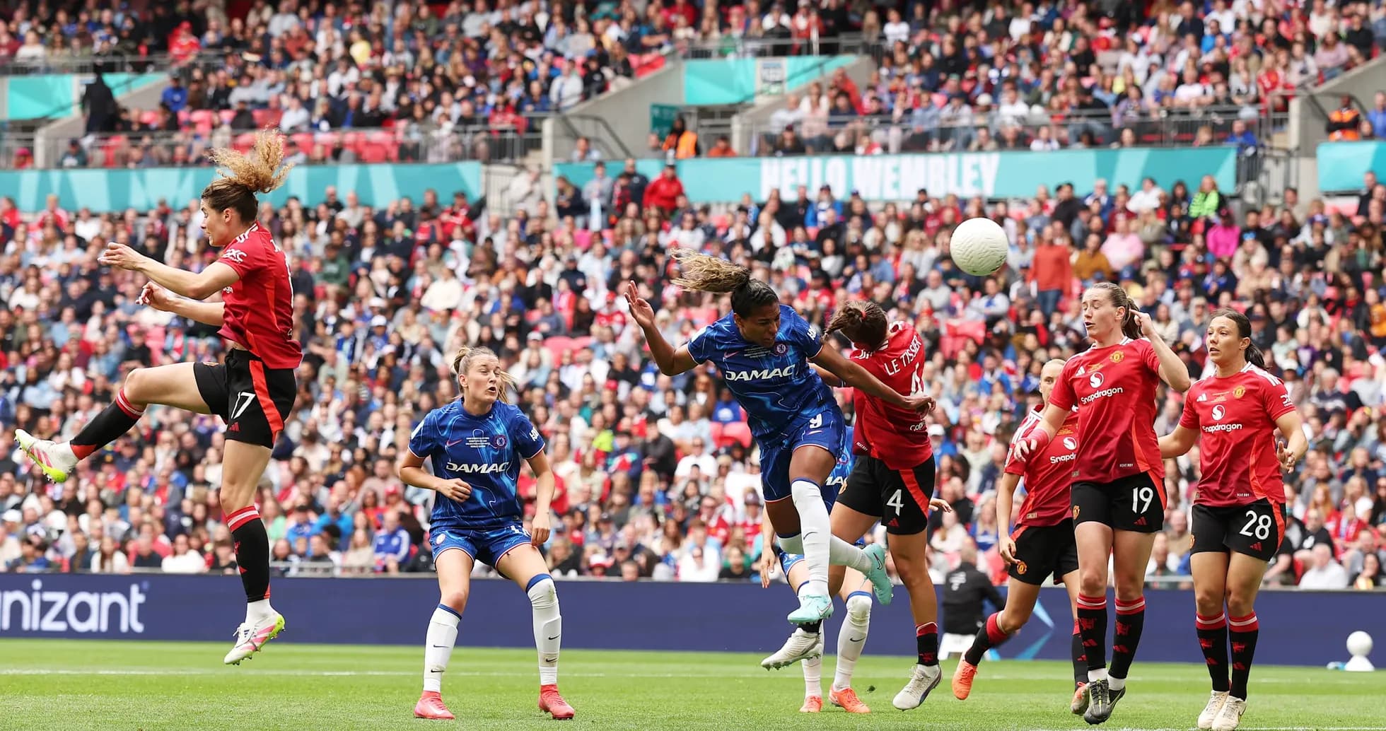 Jugadora de Manchester United salta para cabecear