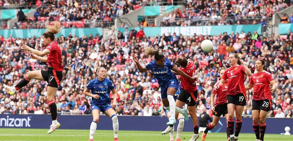 Jugadora de Manchester United salta para cabecear