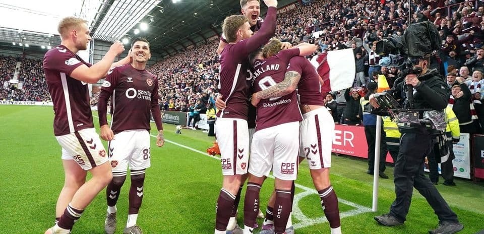 Jugadores de Hearts celebrando un gol en el estadio