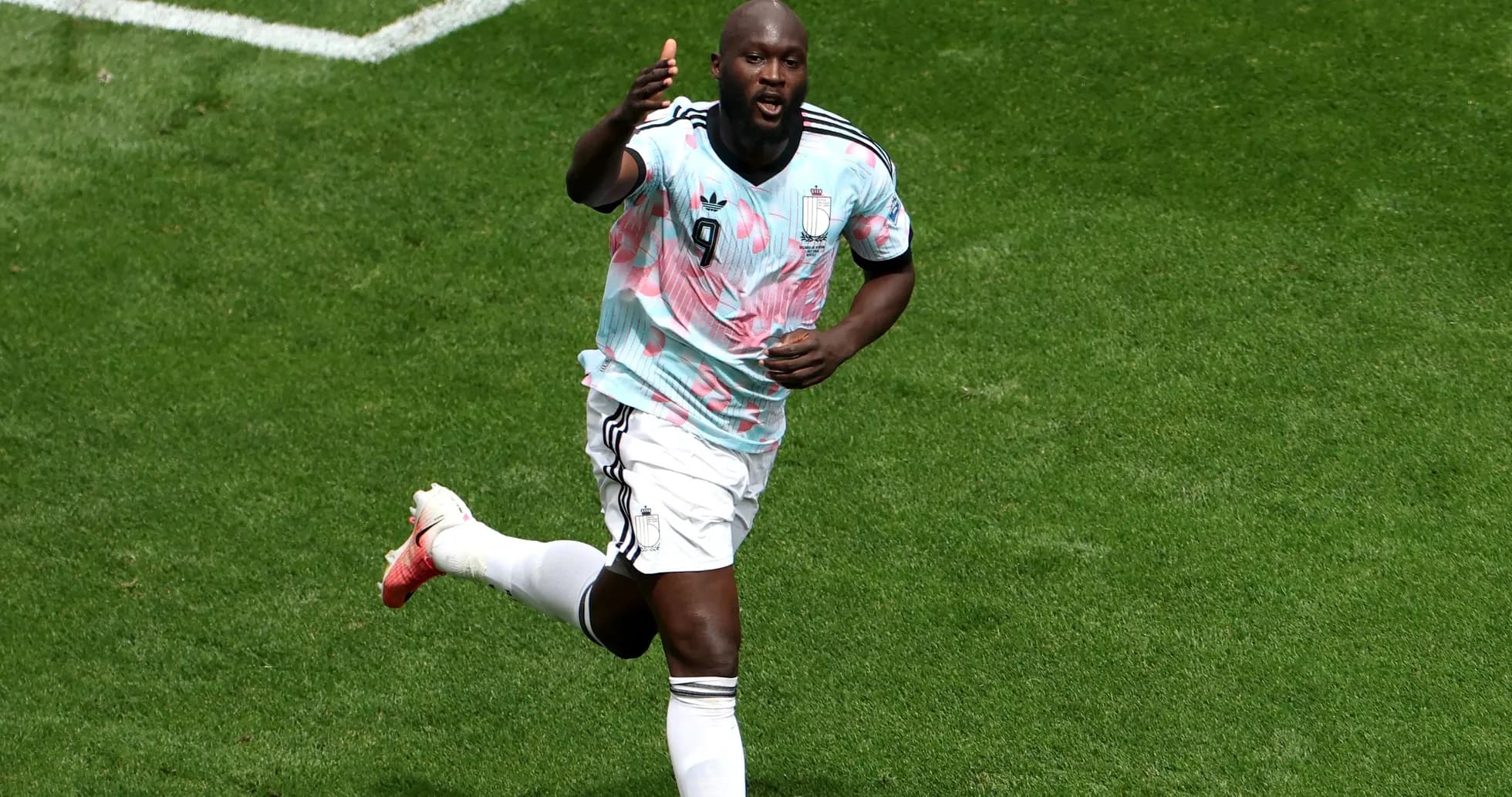 Jugador corriendo con camiseta colorida tras anotar gol