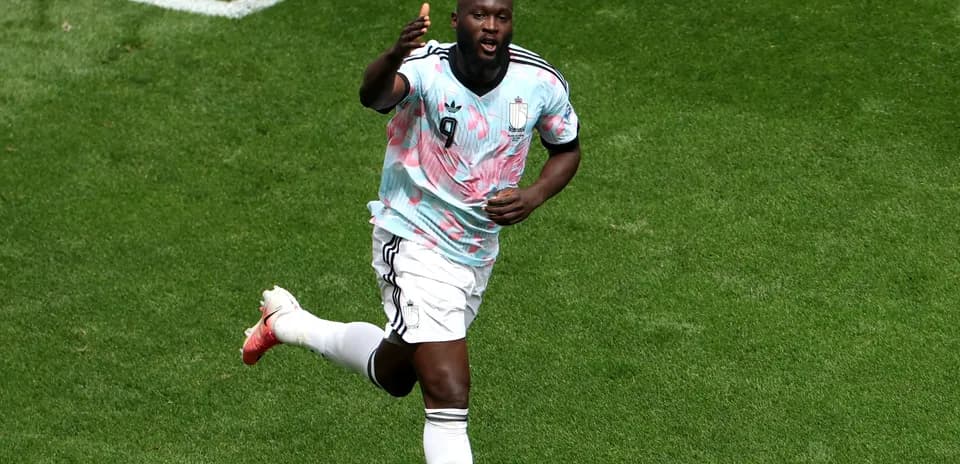 Jugador corriendo con camiseta colorida tras anotar gol
