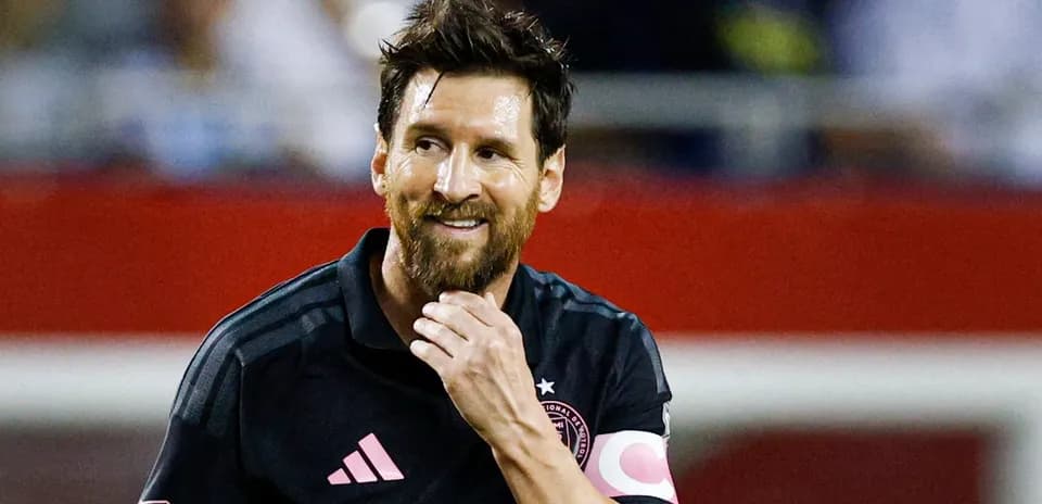 Jugador sonriendo durante un partido de fútbol