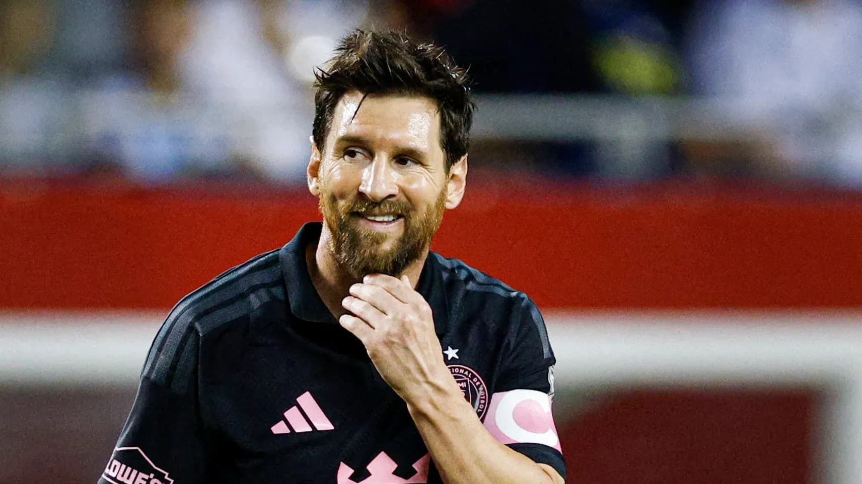 Jugador sonriendo durante un partido de fútbol