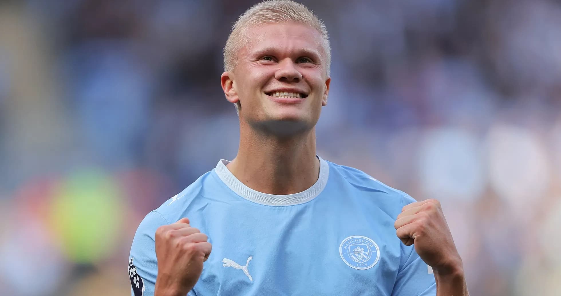 Jugador de Manchester City celebrando con los puños en alto