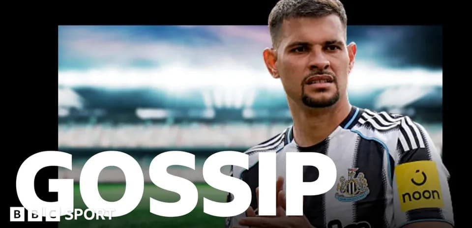 Jugador de Newcastle con banda de capitán en estadio