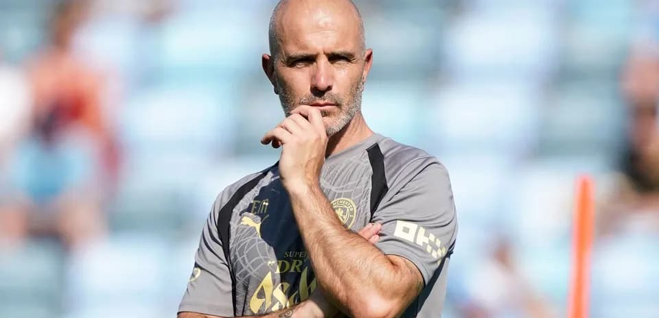 Entrenador observando el entrenamiento de su equipo