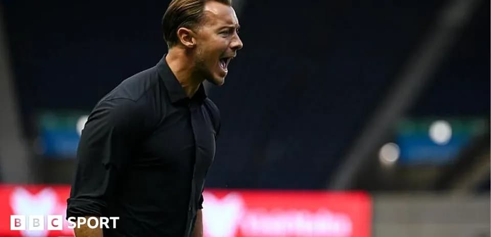 Entrenador gritando en la línea de banda