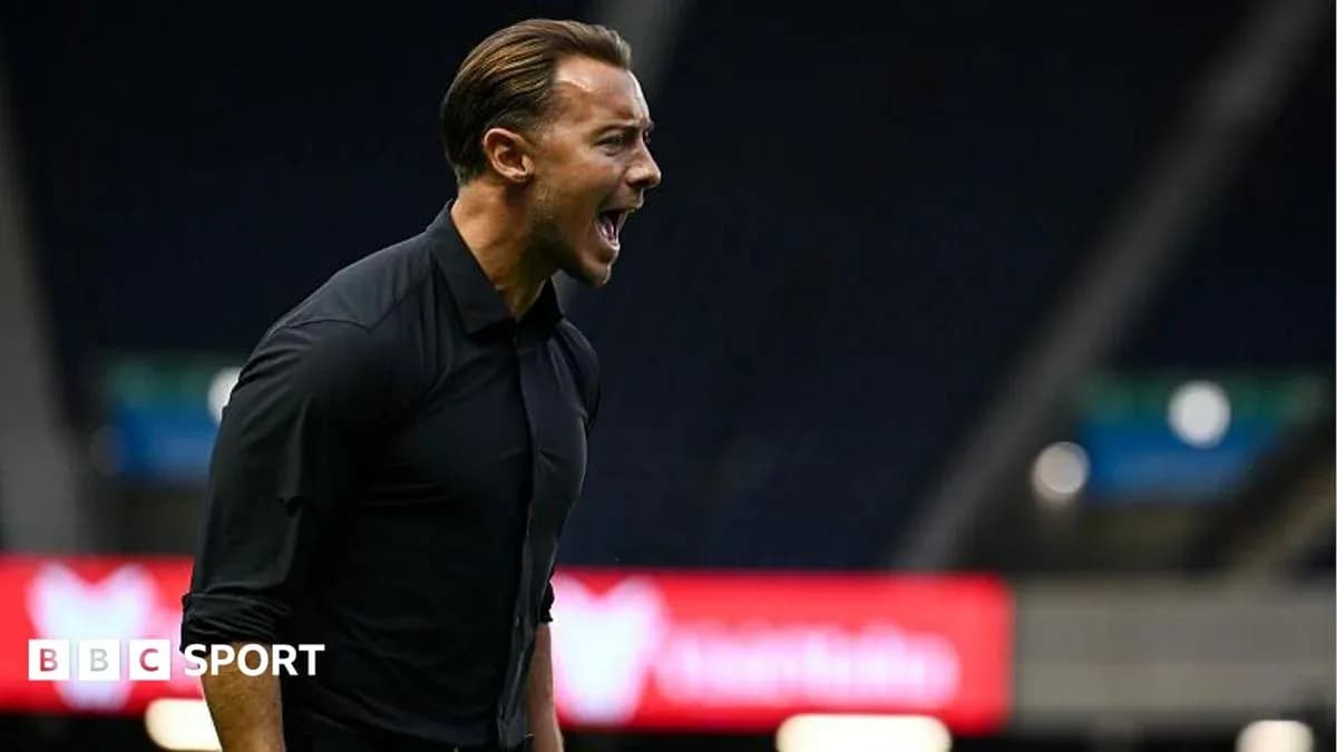 Entrenador gritando en la línea de banda