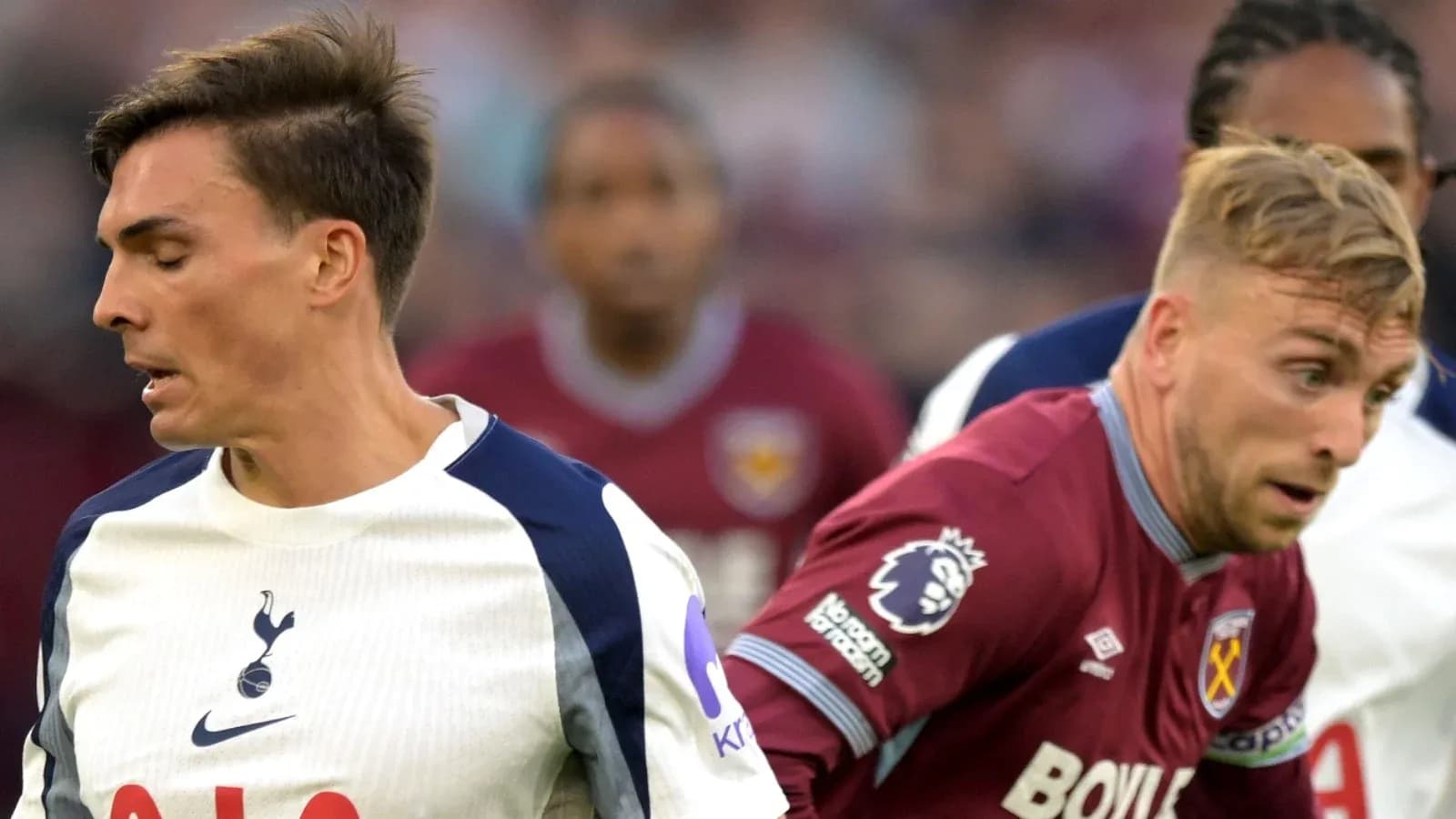 Jugadores de Tottenham y West Ham compitiendo por el balón