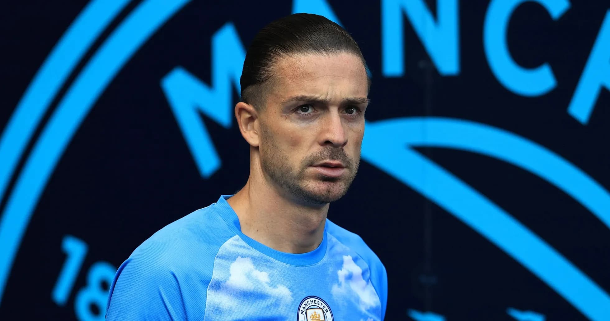 Jugador de Manchester City en uniforme durante presentación