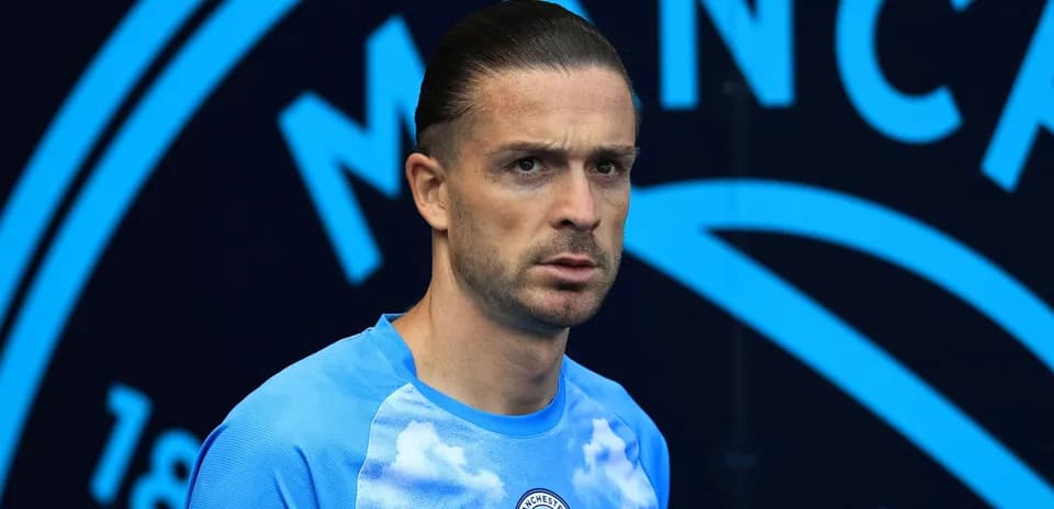 Jugador de Manchester City en uniforme durante presentación