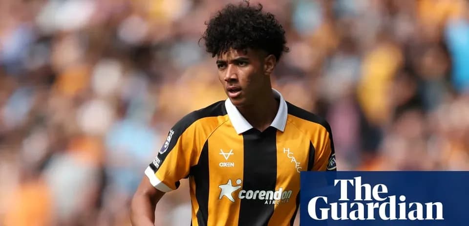 Jugador de fútbol en uniforme amarillo y negro en el campo