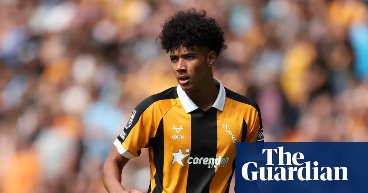 Jugador de fútbol en uniforme amarillo y negro en el campo