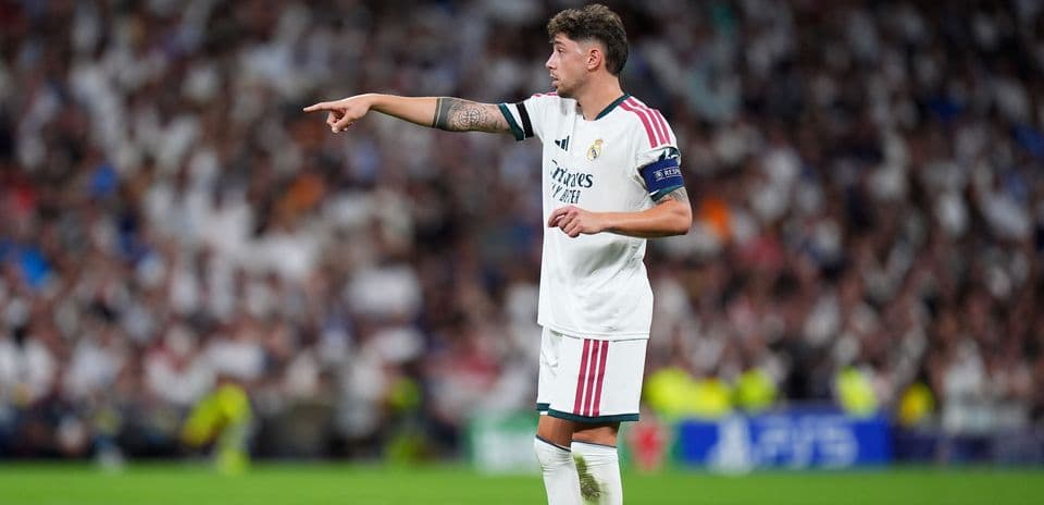 Jugador de Real Madrid señalando durante el partido