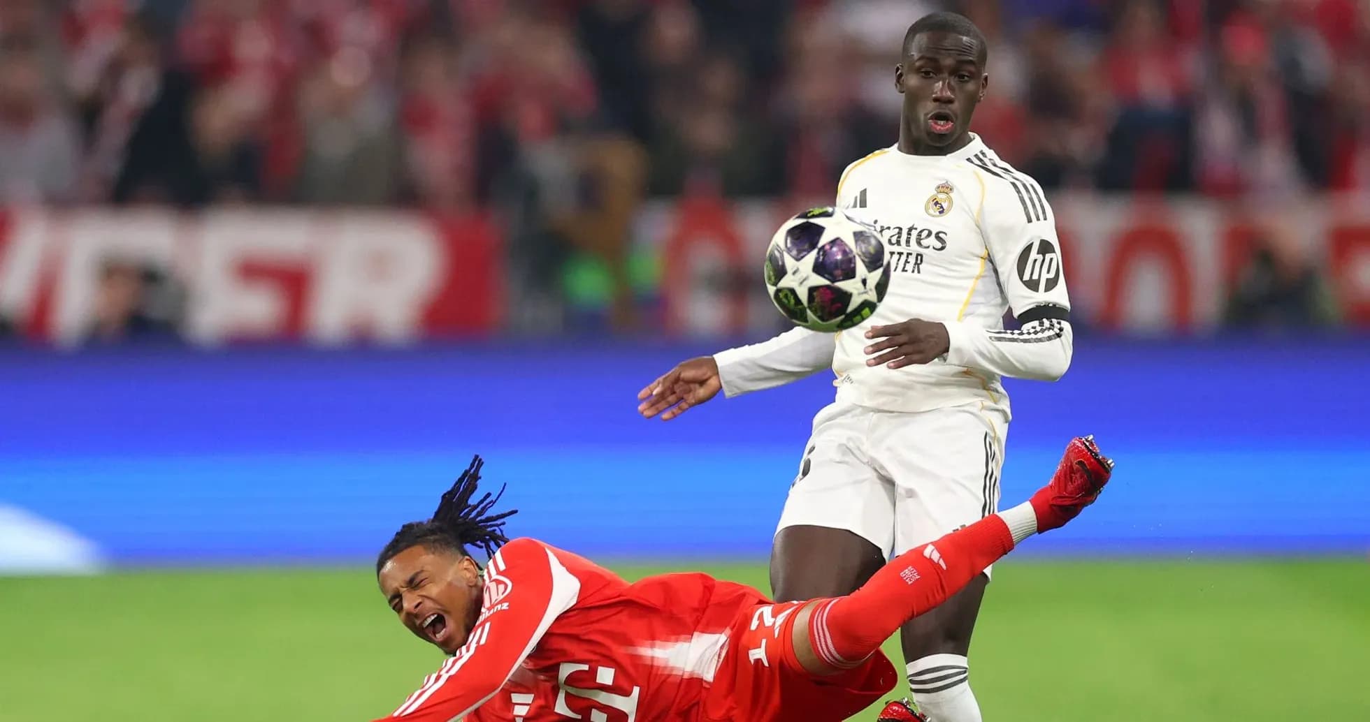 Jugador de Real Madrid controla balón mientras rival cae