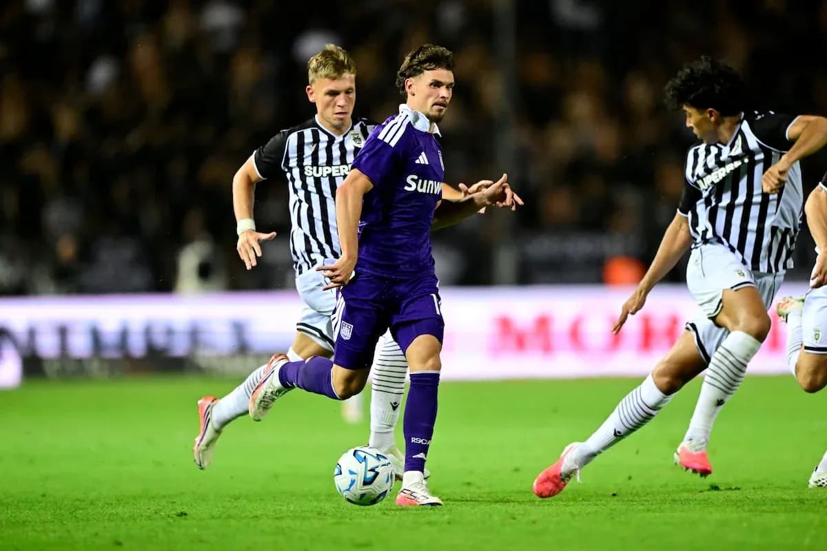 Jugador de Anderlecht avanzando con el balón