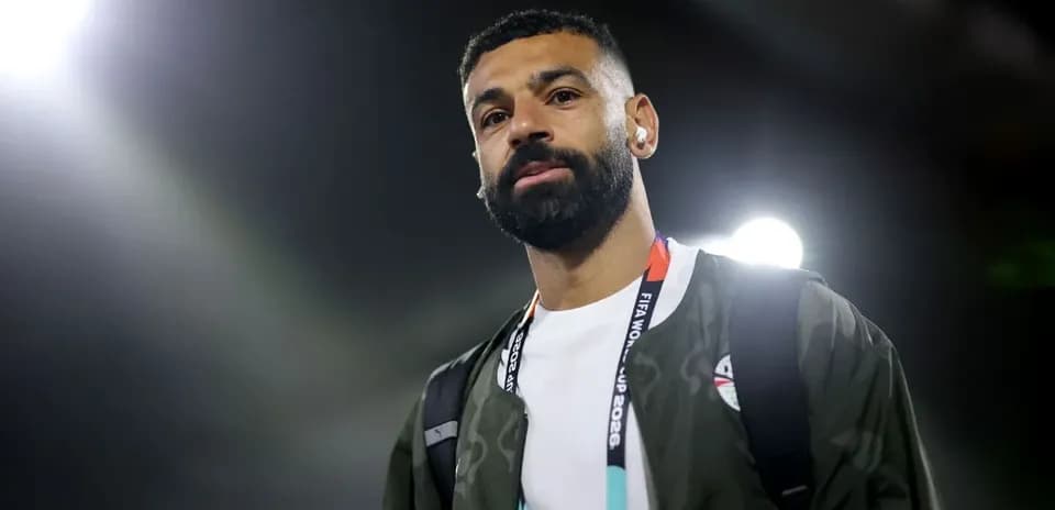 Jugador caminando en el estadio con mochila