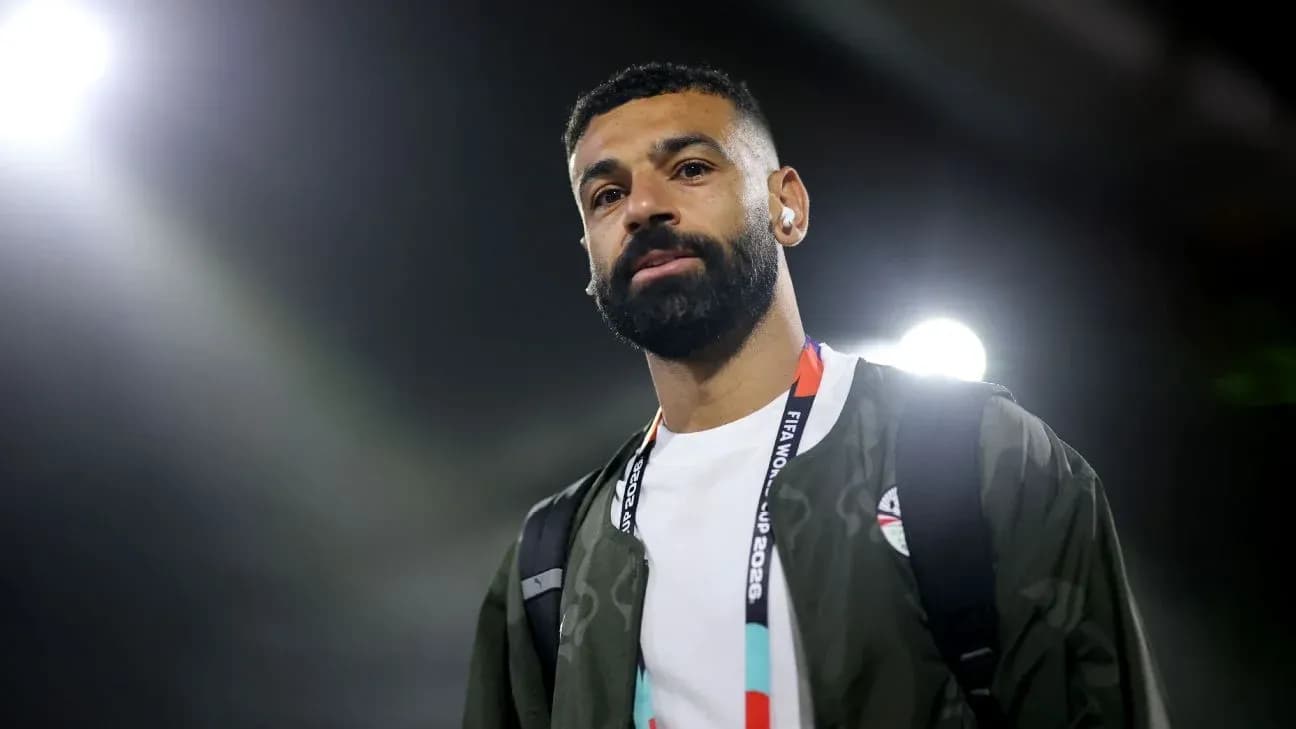 Jugador caminando en el estadio con mochila