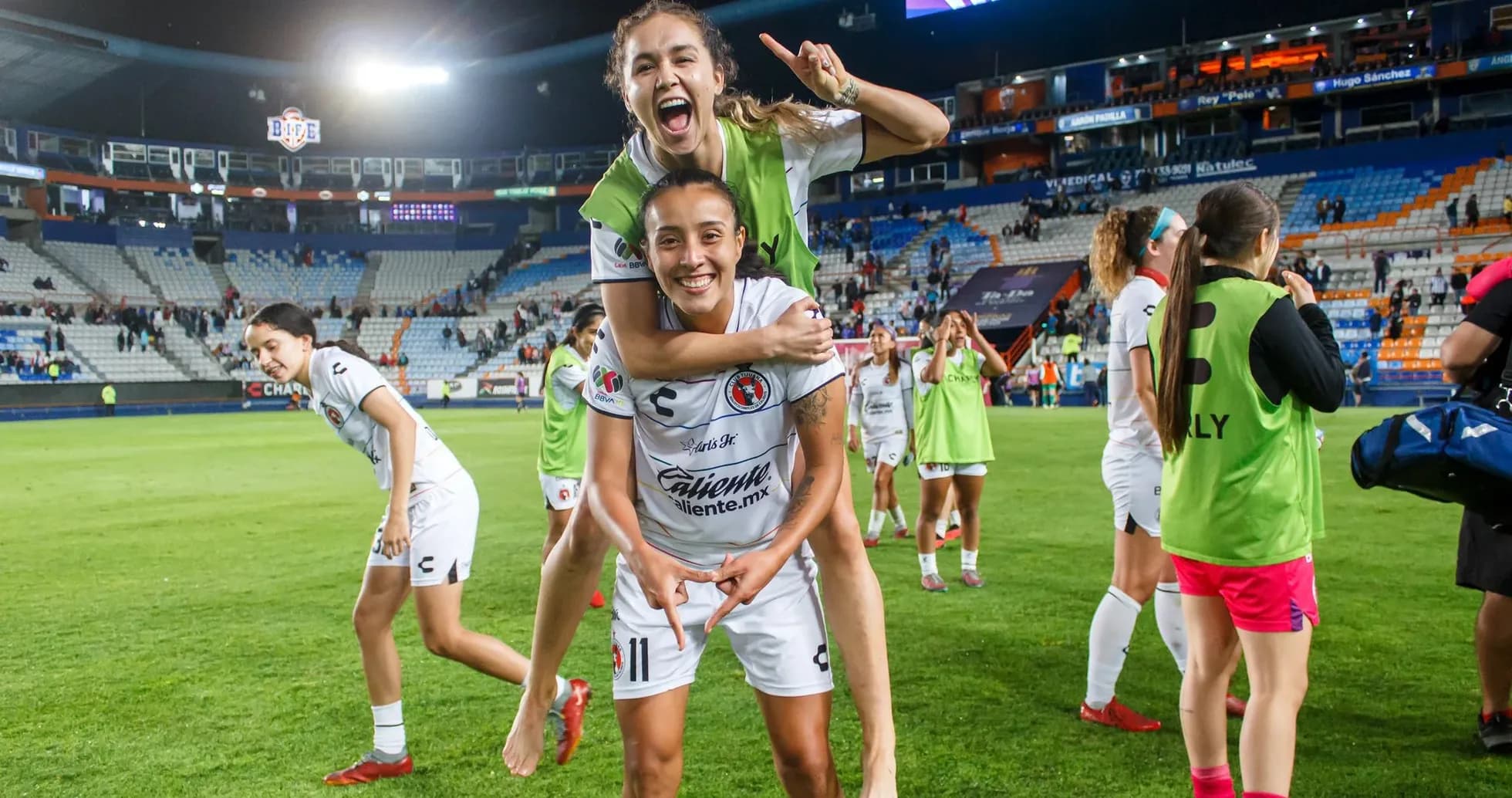 Jugadoras de Tijuana celebrando en el campo