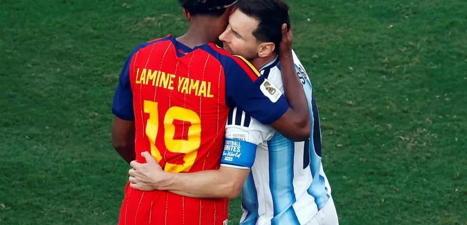 Lamine Yamal y Lionel Messi en un abrazo